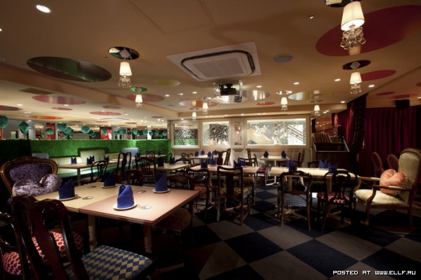 Ресторан "Алиса в стране чудес" в Токио