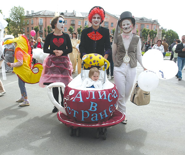 26 июля в Северодвинске состоялось карнавальное шествие, которое замыкал традиционный парад детских колясок. 