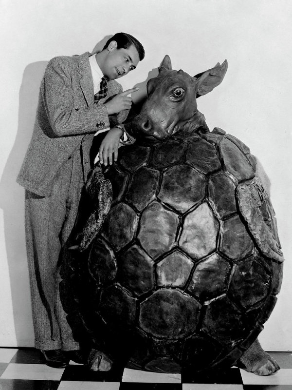 Кэри Грант рядом с костюмом черепахи Квази на съемках фильма "Алиса в стране чудес" 1933 года