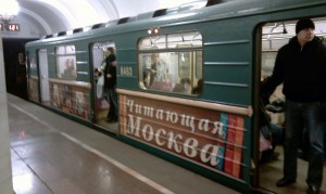 Алиса в московском метро. Читающая Москва