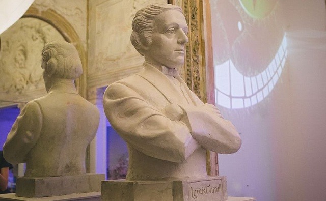Бюст Льюиса Кэррола установлен в Москве в особняке Салтыковых-Чертковых на выставке-иллюзии "Алиса в стране чудес"